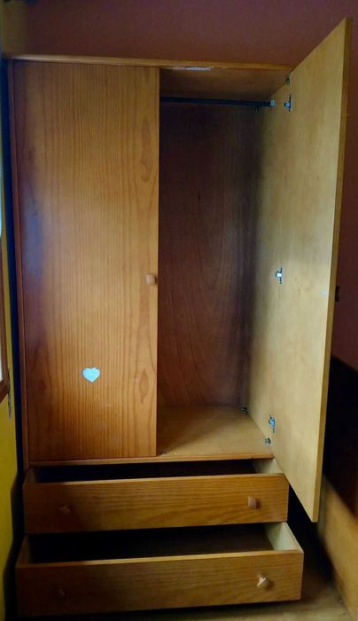Vendo cama com colchões incluídos e guarda-roupa