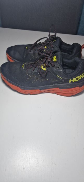 Hoka  42 2/3.      .