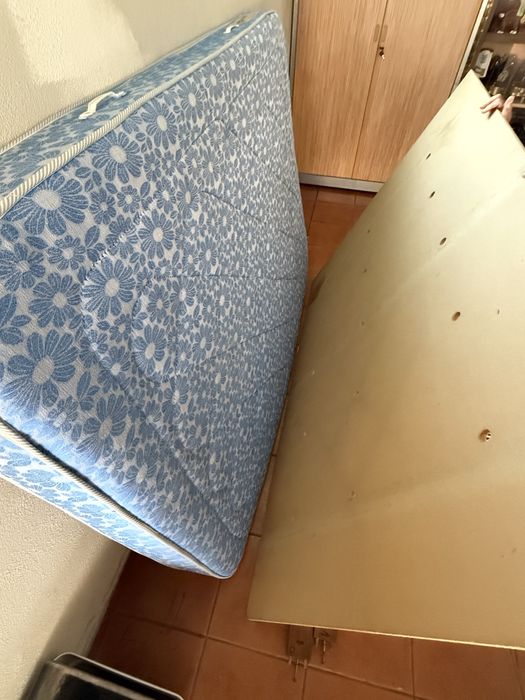 Mobília de Quarto de Madeira Maciça de Castanho — Peças Vintage