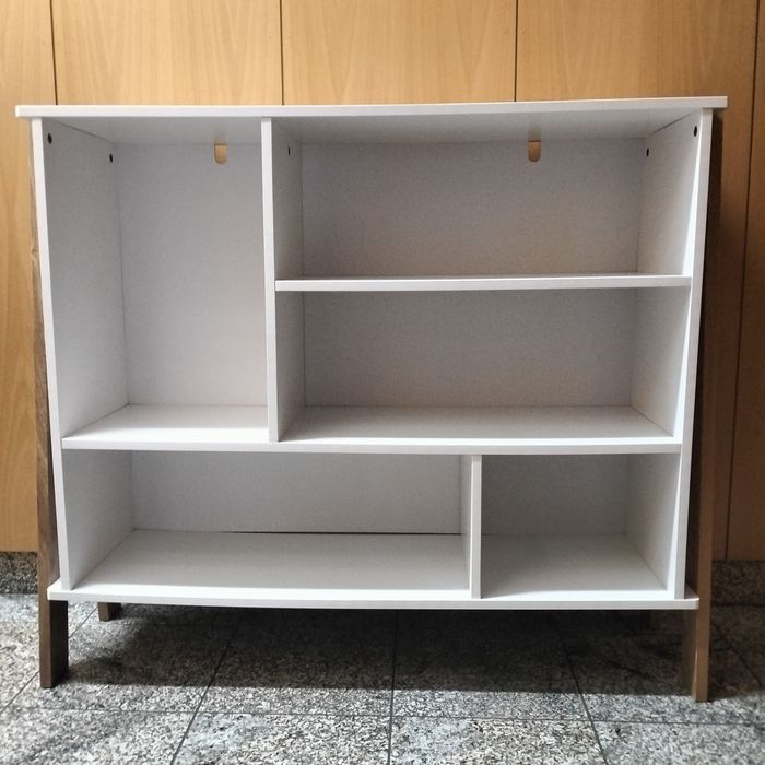 Estante branca com pés madeira natural