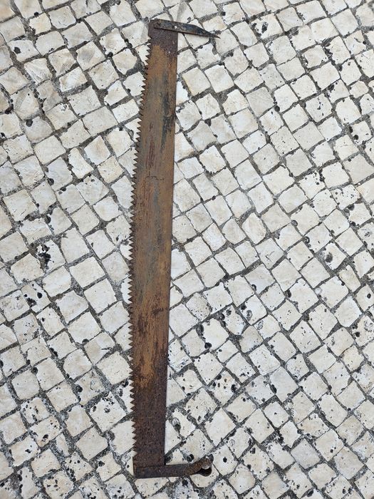 Serra de madeira e suporte de paus para lareira