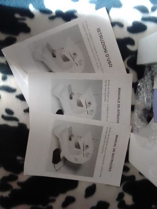 Maquina de costura manual nova em caixa  foto brevemente