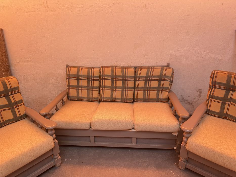 Sofá-Cama + 2 Cadeirões em Madeira Maciça