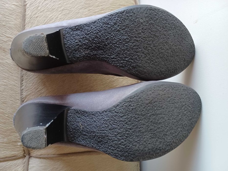 Botins cinzentos de tacão