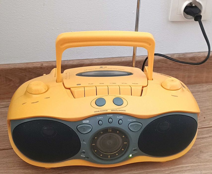 Radioodtwarzacz kasetowy retro model LG TS - 253Y