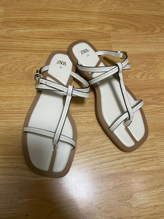 Стильні шльопанці Zara