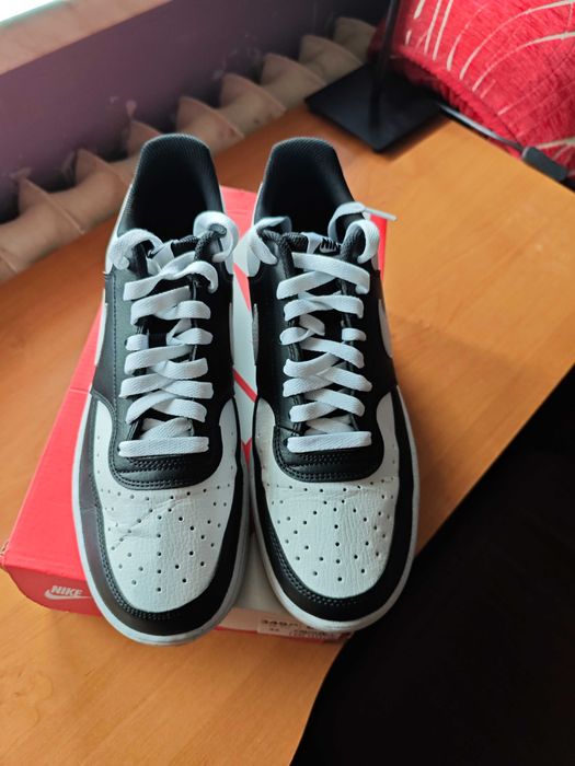 Buty Nike, czarno-białe.