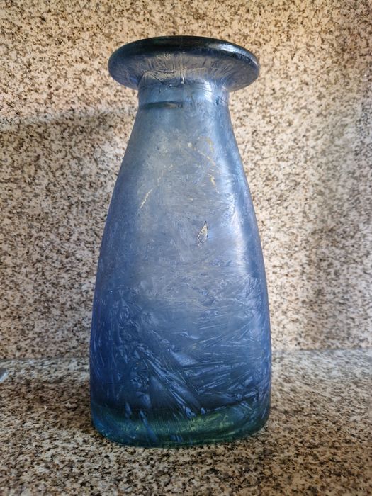 Jarra decorativa em vidro azul com acabamento artesanal