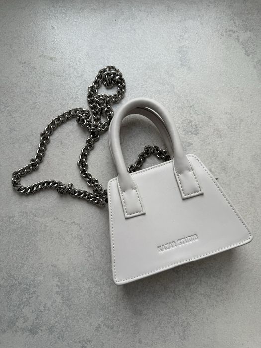 Kazar Studio pudełkowa mała biała torebka na srebrnym łańcuchu