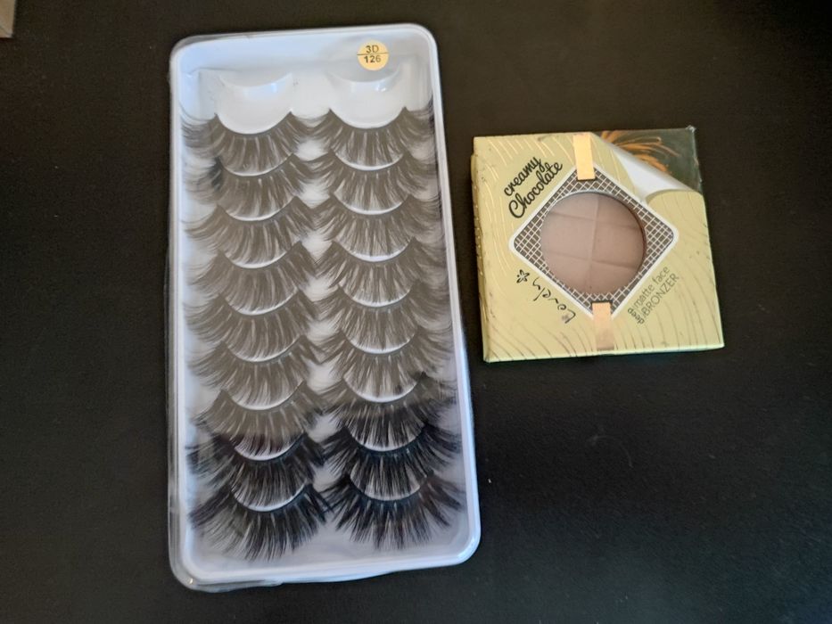 Sztuczne rzęsy i puder brązujący