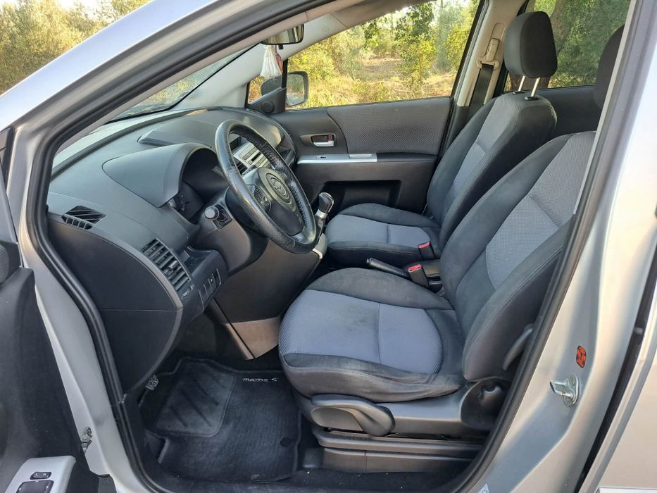 Mazda 5 2.0CD 7 lugares bem estimada