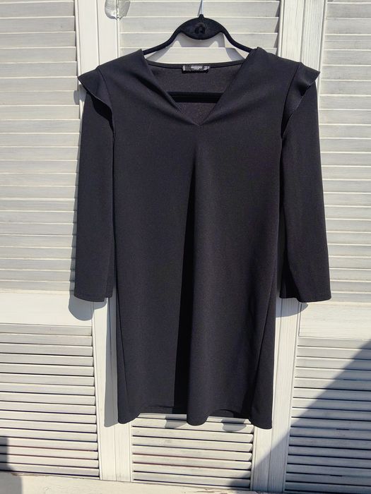 Letnia sukienka do kolan Violeta by Mango,  XS, dekolt V,  czarna stan dobry