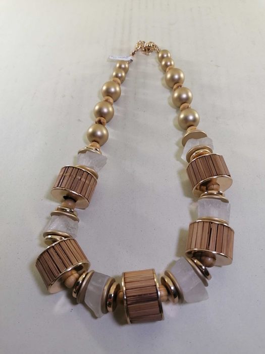 Colar com pedras douradas e com cilindros em madeira - Bijuteria