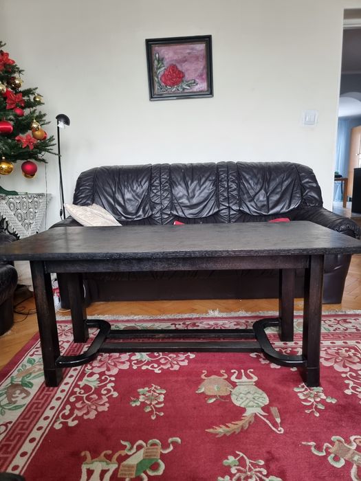 Drewniana czarna ława .