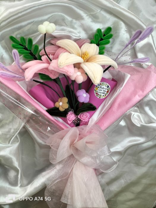 Buquê de flores feitos a mão com material limpadores de cachimbo