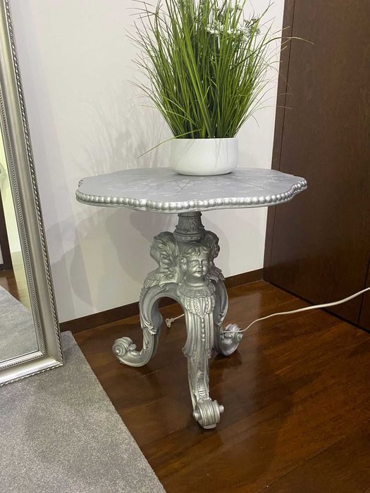 Senhorinha prateada, espelho prateado e mesa prateada