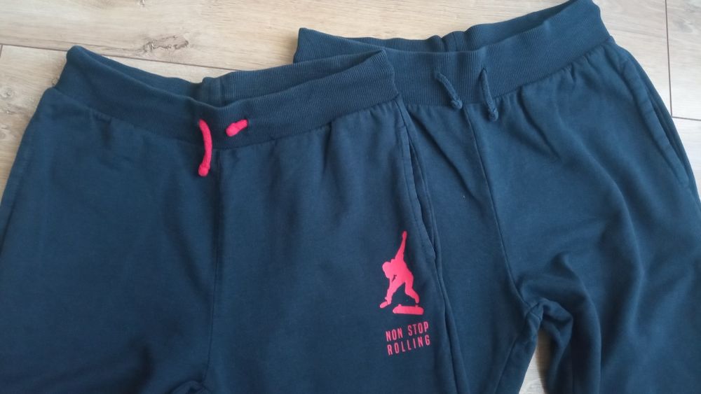 Granatowe spodnie dresowe rozmiar 152