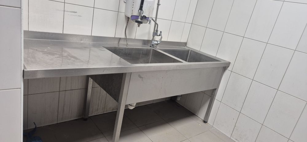 Stół nierdzewny   dwie  umywalki