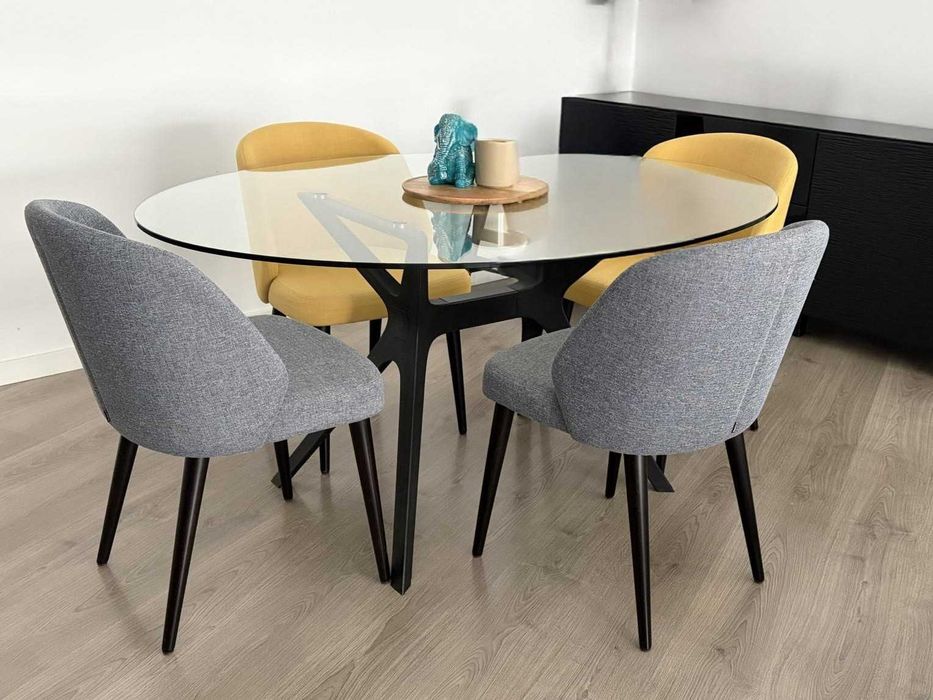 Mesa Oval em Vidro c/ 4 Cadeiras