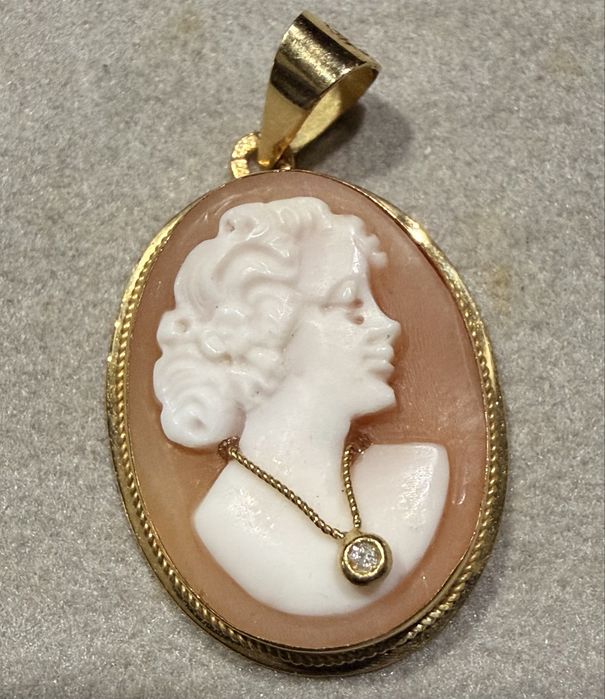 Medalha "camafeu" coral com um brilhante