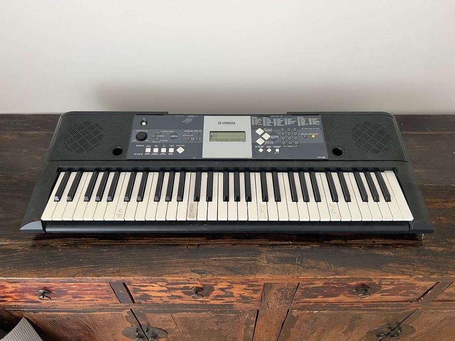 Teclado Yamaha YPT-230 Usado