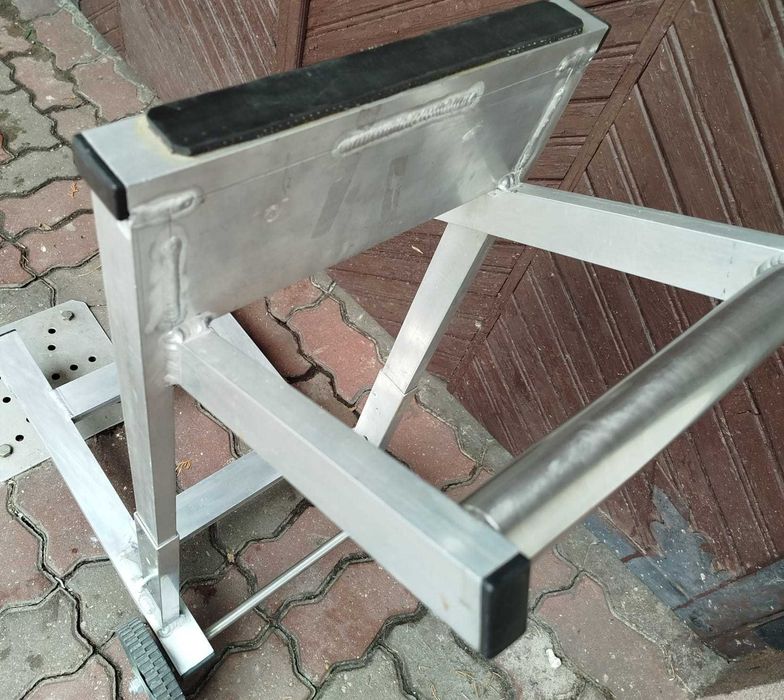 Stojak do silników zaburtowych