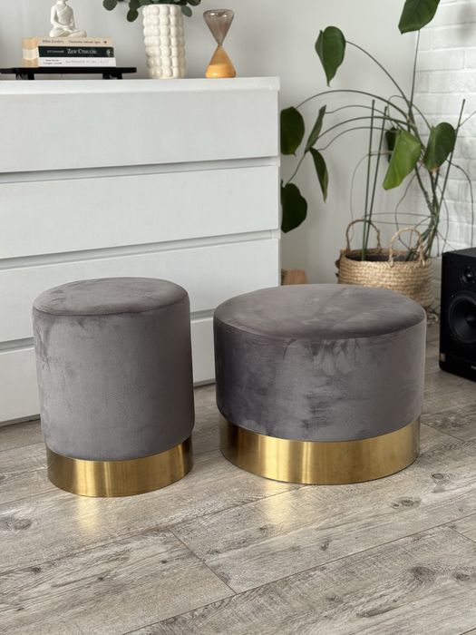 Dwie pufy szare ze złotym obiciem Homla