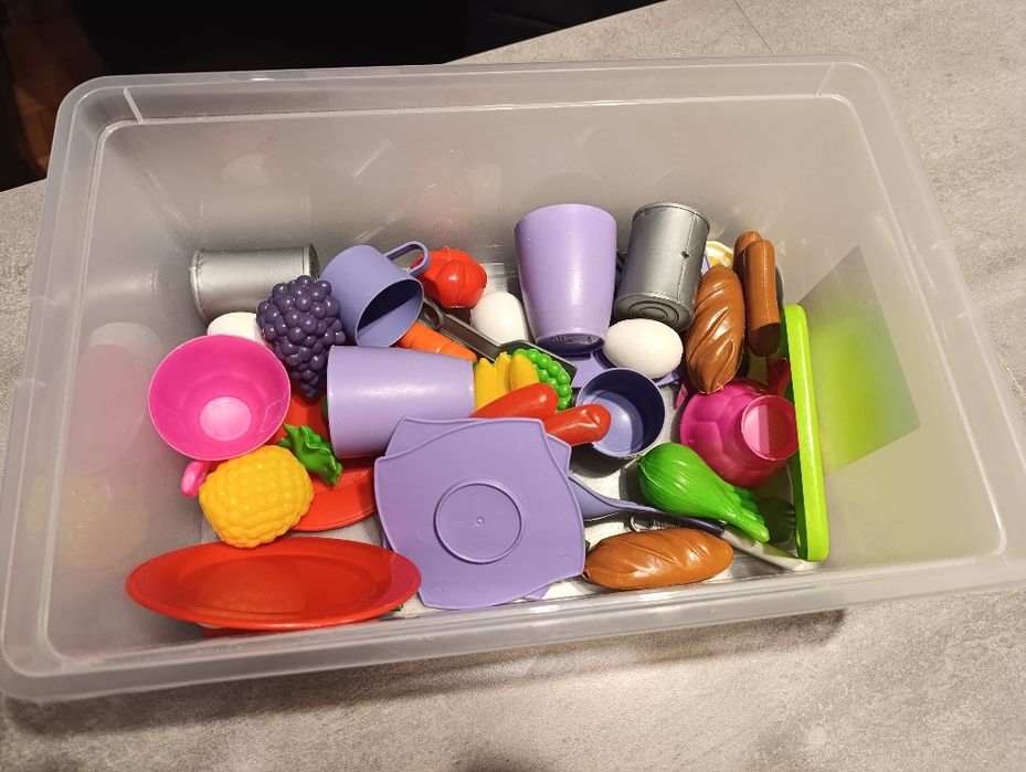 Kuchnia drewniana, akcesoria, ekspres, tort, koszyk , warzywa, owoce