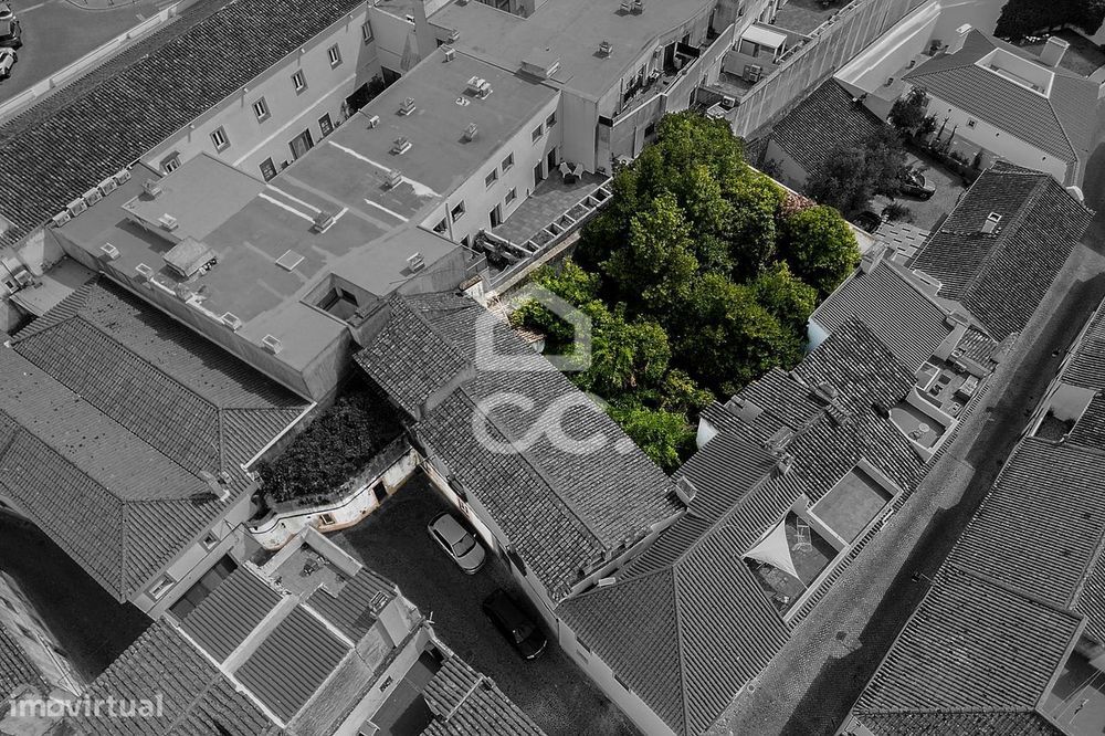 Moradia T2+1 Bifamilar de Rés do Chão c/ 426,14 m² de espaço exterior