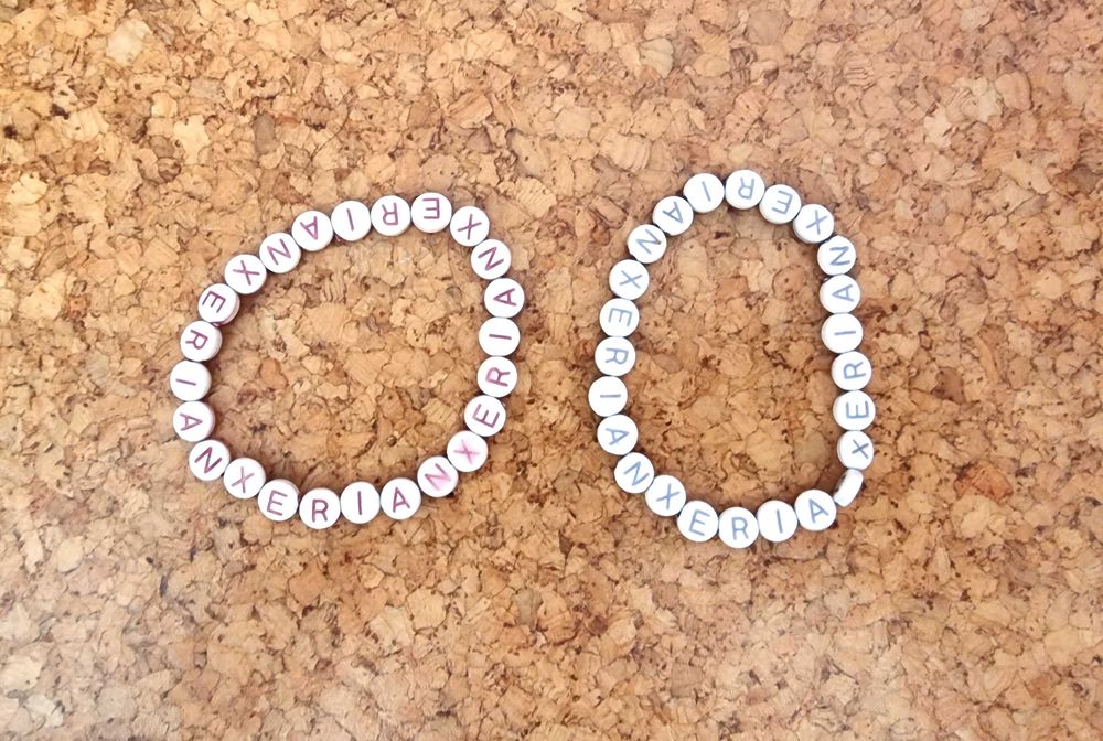 Conjunto de duas pulseiras brancas com letras