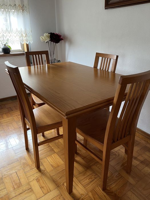 mesa de madeira extensível + 4 cadeiras
