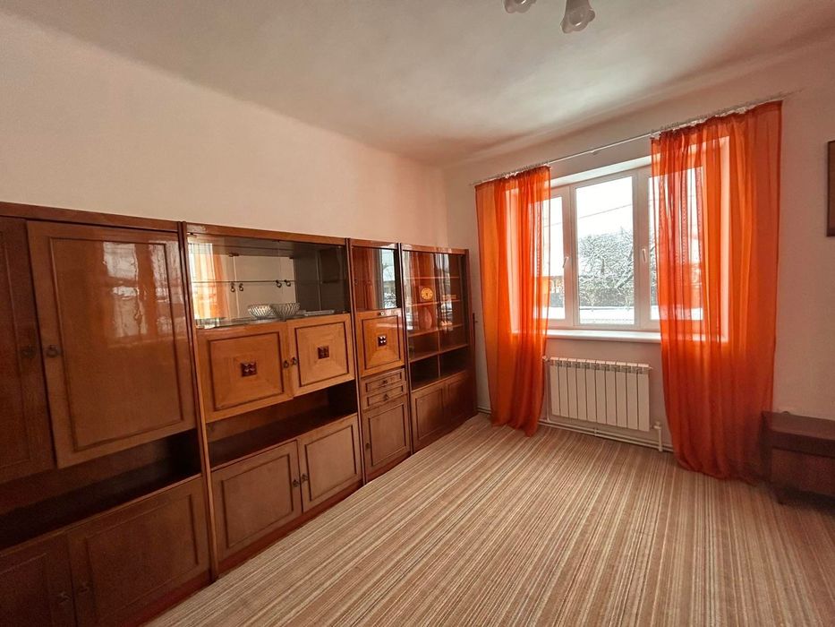 Меблева стінка з вітриною