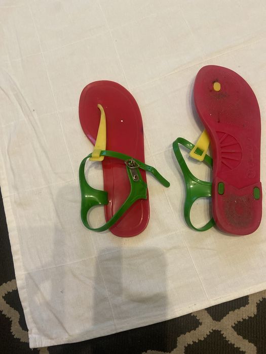 Sandaly plastikowe na basen
