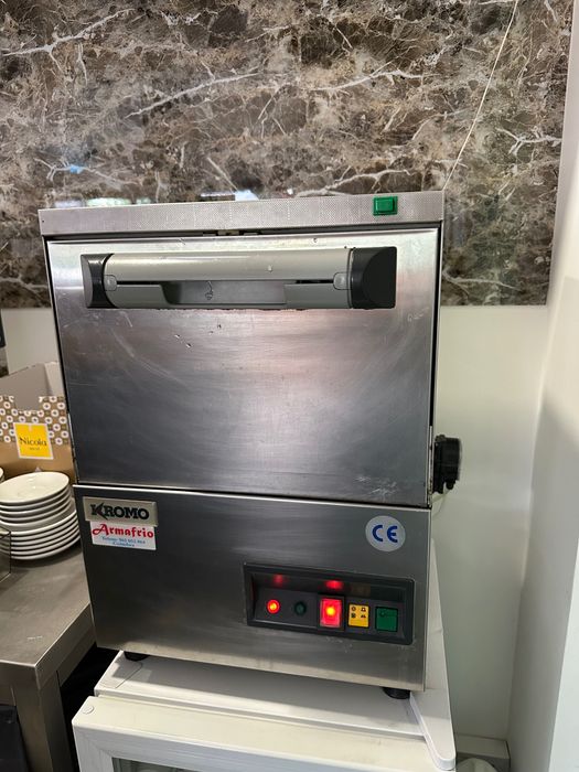 Máquina de lavar copos profissional Kromo – compacta e ideal para bar/café