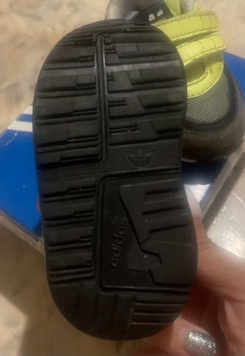 Оригінальні кросівки adidas