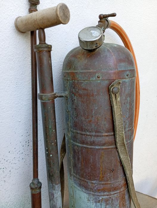 Última oportunidade. Um pulverizador funcional,para vinha, jardim ou até para decorar um tasco,uma taberna típica etc.