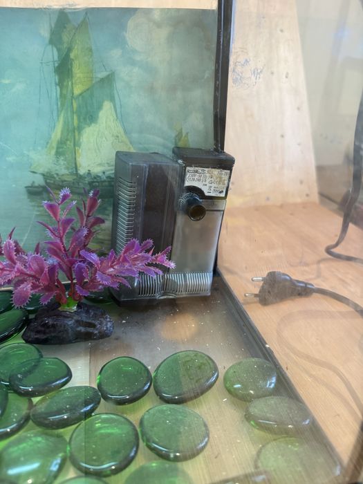 Aquario de 22 litros, com luz e motor