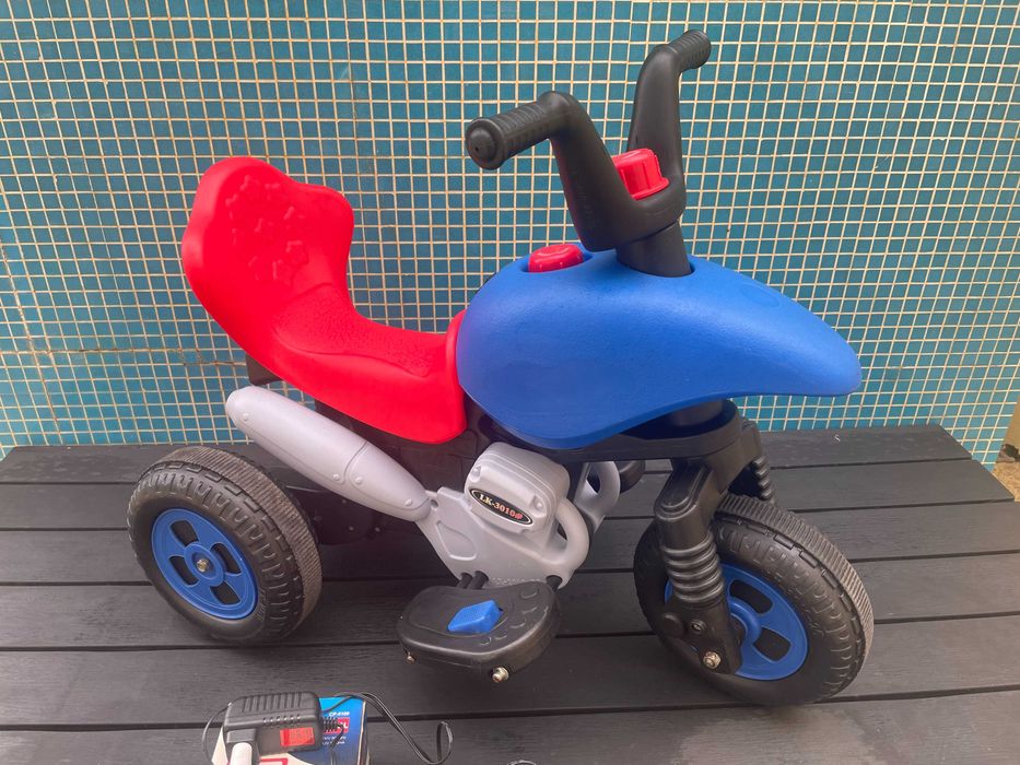 Triciclo-mota elétrica para criança