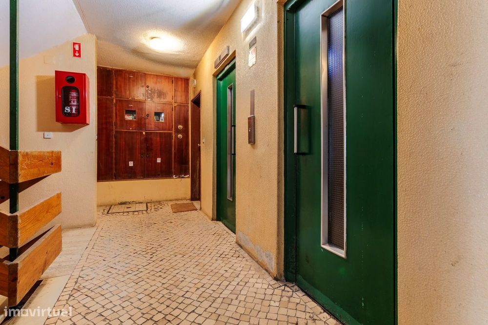 Apartamento T3+1 c/ Marquise em Santo António dos Cavaleiros