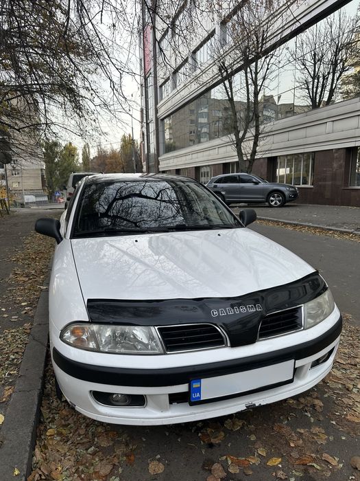 Mitsubishi Carisma 1.6 бензин, МКПП, 2000 рік
Власне авто. Машина технічно справна, обслуговувалась вчасно, без прихованих проблем. Реальний пробіг - 356 тис. км.

Технічний стан:
* двигун 1.6 бензин, працює рівно, без сторонніх звуків;
* механічна КПП - без зауважень;
* ходова без стуків, передні стійки реставровані ~4 тис. км тому;
* пічка та кондиціонер працюють;
* електрика справна.
Кузов і салон:
* Без корозії;
* скло без тріщин;
* салон охайний, сидіння в чохлах;
* Android магнітола з підтримкою бездротового CarPlay/Android Auto;

Обслуговування:
Виконувалось ТО, зокрема:
* заміна ГРМ;
* роботи по ходовій;
* обслуговування гальмівної системи;
* заміна мастила двигуна та фільтрів (Motul, MANN);
* обслуговування системи охолодження та інше.

Авто використовувалось нечасто: місто, іноді траса.