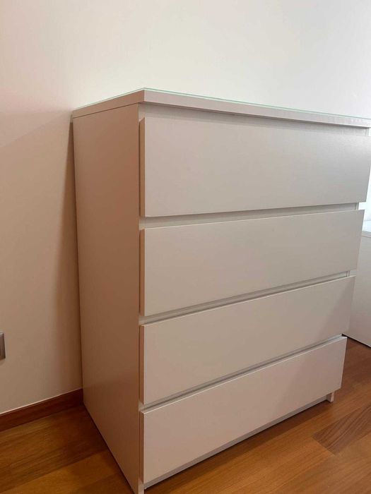 Cómoda Malm Ikea 4 gavetas com vidro