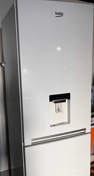 Frigorífico BEKO (como novo),  com dispensador de água, no frost