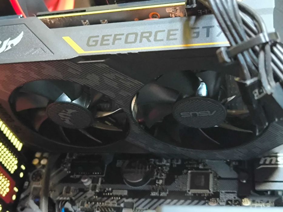 Vendo PC para reparação, com hardware em bom estado.
