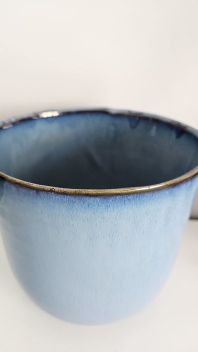Ceramiczna niebieska doniczka osłonka