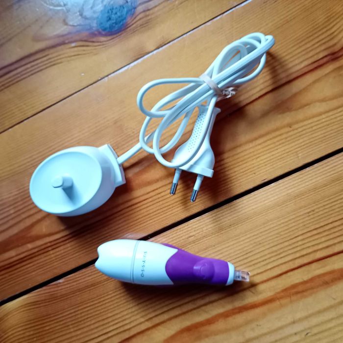 Ładowarka szczoteczki Braun 3757 + szczoteczka dla dzieci Seysso