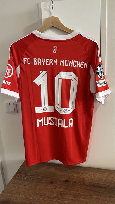 Varias camisolas de futebol clubes