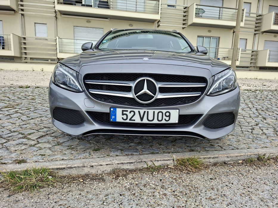Carrinha Mercedes 220 d, em bom estado.