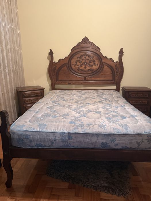 Cama + mesinhas de cabeceira usadas em otimo estado