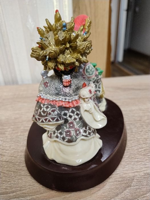 Китайская статуэтка . Влюбленные. Высота - 14 см.