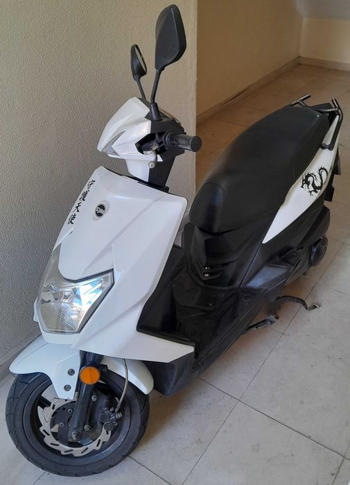 Vendo Scooter SYM 125cc e Roupas.